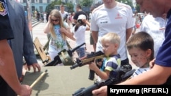 Крымчан приучают к оружию (фотогалерея)
