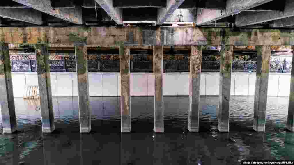 Вид на балки под мостом
