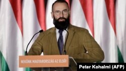 Szájer József beszédet mond a Fidesz-KDNP EP-választásokat megelőző kampányeseményén 2019 áprilisában.