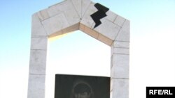 Алматыда 1986 жылғы Желтоқсан оқиғасына қатысқан Қайрат Рысқұлбековтың зиратының басындағы ескерткіш. Семей, желтоқсан, 2009 жыл.