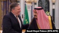 Sekretari amerikan i Shtetit, Mike Pompeo dhe Mbreti saudit, Salman.