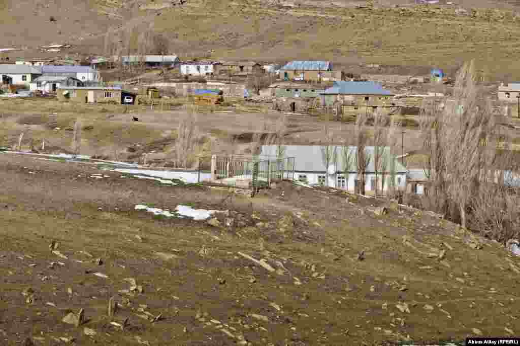 Deman kəndi. Zorən köçdən əvvəl və qayıdışdan sonra vəfat edənlərin dəfn edildiyi məzarlıq.