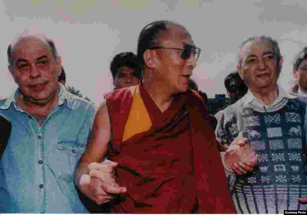 Яцек Куронь, Далай Лама, Марек Эдельман у Памятника героям гетто, 1992 г.