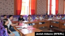 Долбоорго катышып жаткан жаштар.