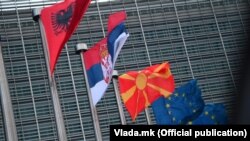 Flamujt e disa prej vendeve të Ballkanit Perëndimor krahas flamurit të Bashkimit Evropian.
