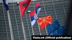 Zastave tri države Zapadnog Balkana, Albanije, Srbije i Severne Makedonije, te zastave Evropse unije.