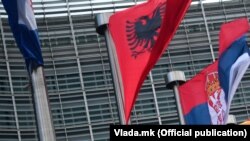 Flamuri i Shqipërisë dhe Maqedonisë së Veriut.