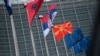 Zastava Srbije ispred sedišta EU u Briselu. Pored nje su zastave još dve države Zapadnog Blakana, desno Albanije, levo Severne Makedonije posle koje slede zastave Evropske unije. 