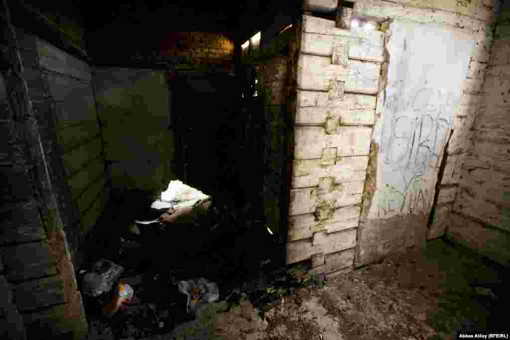 Bir çoxları sarayın bəzi otaqlarını tualet kimi də istifadə edir.