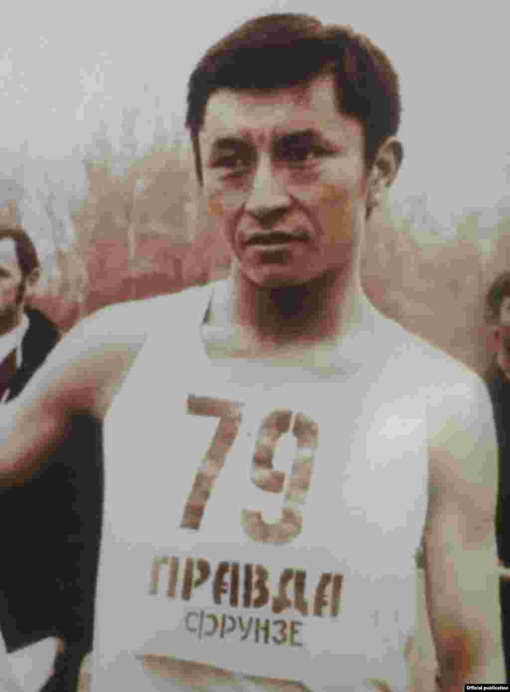 Сатымкул Жуманазаров 42 чакырым 195 метр аралыкты эки саат 11 мүнөт 16 секундада чуркап өтүп, мара сызыгына үчүнчү болуп келген. Анын командалаштары артта калган эле.&nbsp;