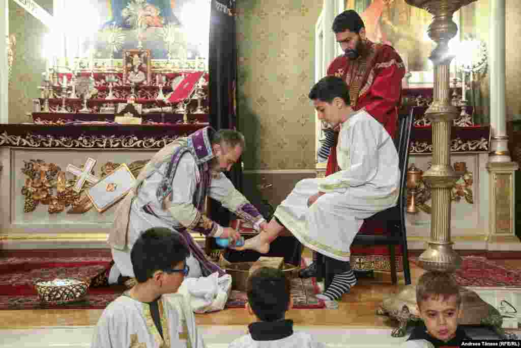 Episcopul Datev Hagopian spală picioarele copiilor în timpul ceremonialului religios din Joia Mare, intitulat &bdquo;Spălarea picioarelor&rdquo;, în Catedrala Apostolică Armeană Sfinţii Arhangheli Mihail şi Gavriil (1911 &ndash; 1915) din Bucureşti.&nbsp;