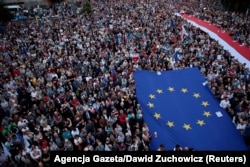People protest against the conservative government's makeover of the Polish judiciary in Warsaw in July 2018.