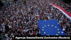 Tüntetés a lengyel igazságszolgáltatás átalakítása ellen Varsóban 2018. július 3-án