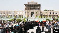 Women line up to cast their votes in Esfahan.