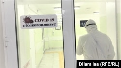 Медработник в защитной одежде в отделении для ковидных больных в больнице города Шымкента. Иллюстративное фото