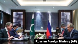 سرگی لاوروف وزیر خارجه روسیه (راست) حین صحبت با شاه محمود قریشی همتای پاکستانی‌اش