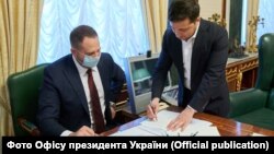 Голова Офісу президента Андрій Єрмак (ліворуч) заявив про позитивний тест майже одразу після президента Володимира Зеленського