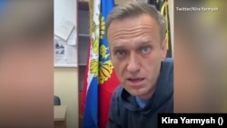 Алексей Навальный в ОВД в Химках, где проходил суд, по решению которого российского оппозиционера арестовали на 30 суток.
