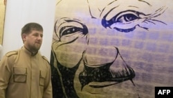 Разман Кадыров на фоне портрета Ахмата Кадырова. Архивное фото