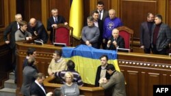Украинаның оппозициялық фракцияларының депутаттары парламент сессиясының жұмысын кідіртті. Киев, 18 желтоқсан 2013 жыл.