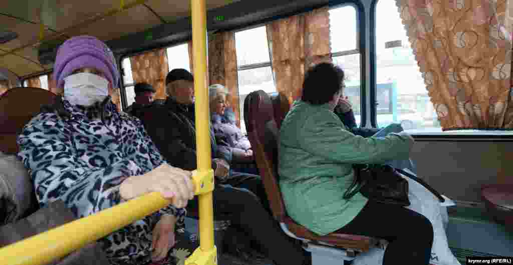 В транспорте можно увидеть отдельных крымчан в масках