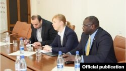 Armenia - Aimee Larsen (C), a senior official from the Office of the U.S. Trade Representative (USTR), visits the Armenian Economy Ministry, Yerevan, 23Mar2016.