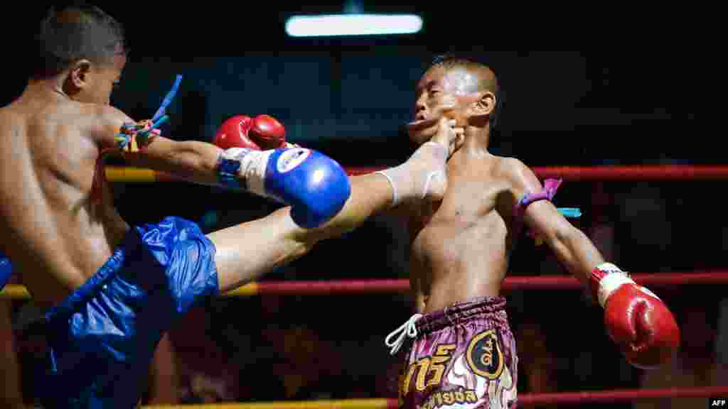 Young Muay Thai boxers fighting