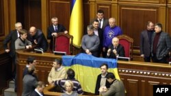 У Верховній Раді днем раніше, 18 грудня 2013 року