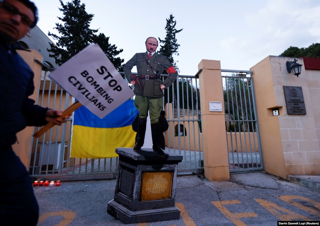 Një karikaturë e Presidentit Putin jashtë ambasadës ruse në Kappara, Maltë, mars 2022.