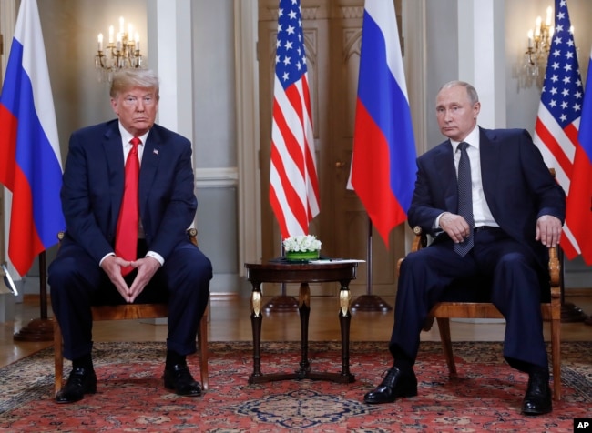 Presidenti amerikan, Donald Trump, dhe ai rus, Vladimir Putin, gjatë takimit në Helsiniki më 16 korrik 2018.