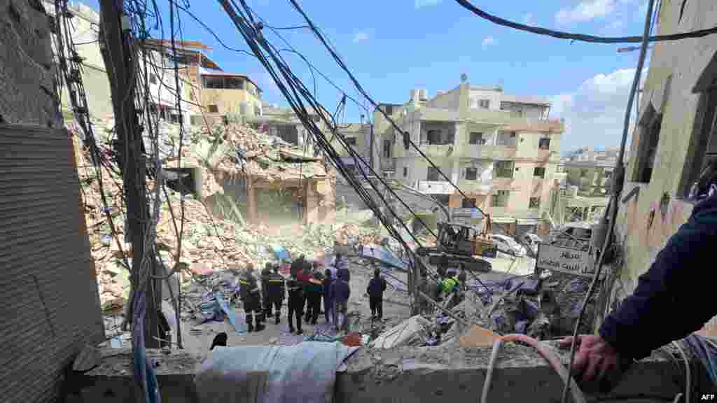 Radnici uklanjaju ruševine u naselju Bir Hassan, u južnim predgrađima Bejruta, 9. aprila. Izrael kaže da napadi na Hezbolah nisu obuhvaćeni prekidom vatre, dok Iran tvrdi da je sukob s tom proiranskom grupom sa sjedištem u Libanu dio sporazuma.