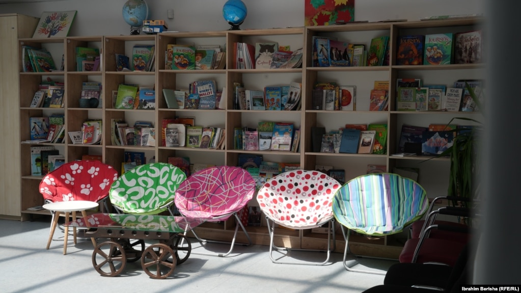 Në hapësirat e The Ideas Partnership, fëmijëve u ofrohet qasje në libra të ndryshëm për fëmijë.