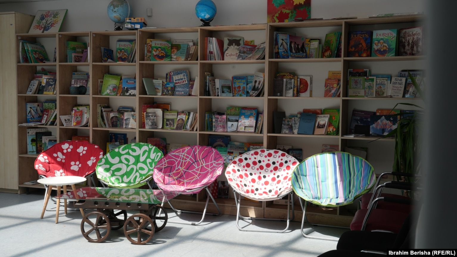 Në hapësirat e The Ideas Partnership, fëmijëve u ofrohet qasje në libra të ndryshëm për fëmijë.