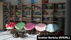Në hapësirat e The Ideas Partnership, fëmijëve u ofrohet qasje në libra të ndryshëm për fëmijë.
