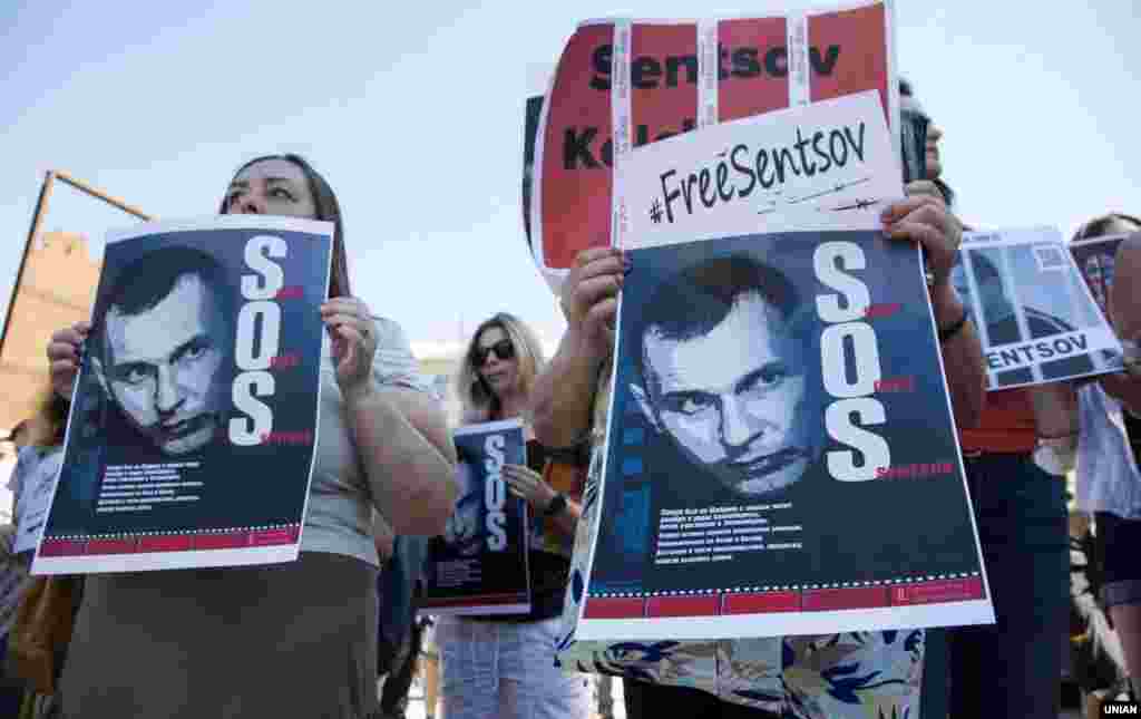 Портрети Олега Сенцова під час акції #SaveOlegSentsov з вимогою до Росії звільнити незаконно ув&#39;язнених українців. Київ, майдан Незалежності, 2 червня 2018 року. НА ЦЮ Ж ТЕМУ