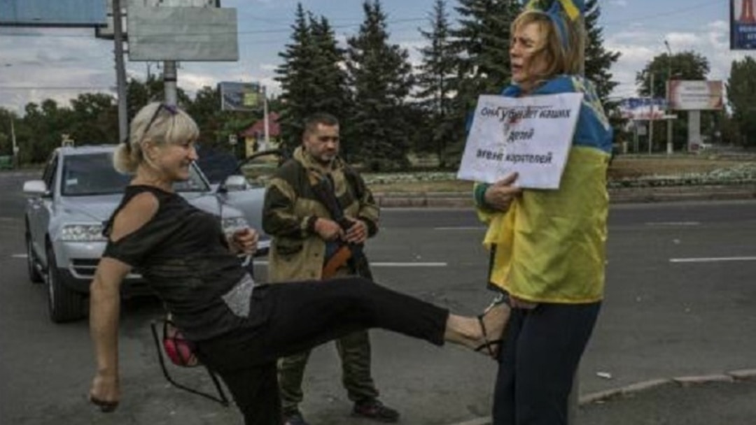 Qiz tomosha qilayotganda bir yigit qolini silkitadi