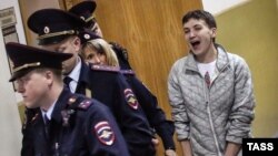 Надежду Савченко ведут на судебное заседание 6 мая