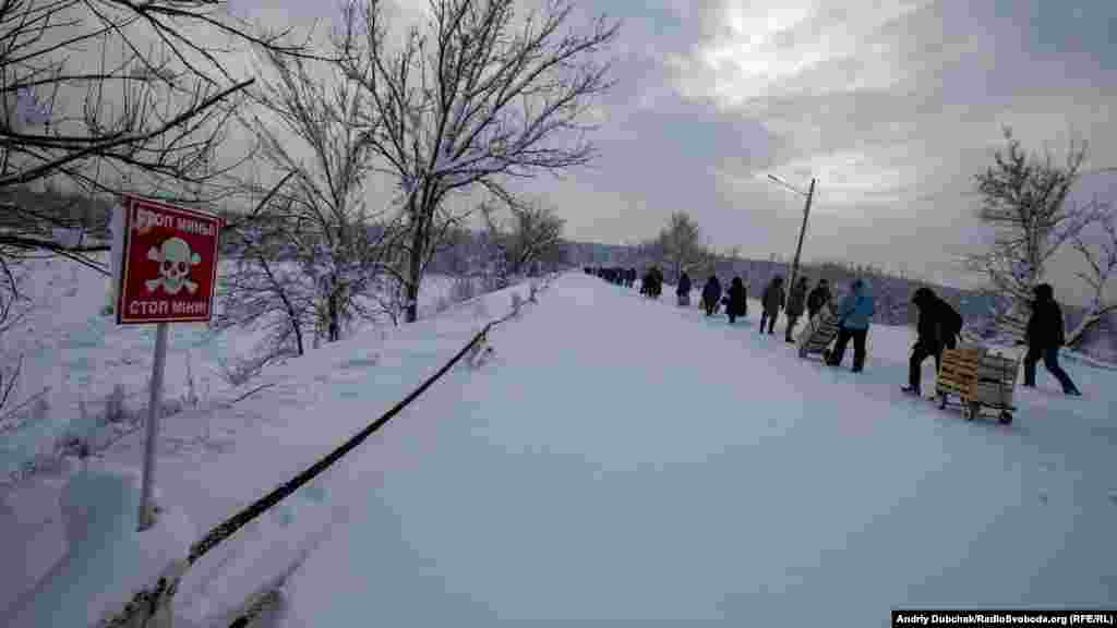 Далі нам не можна. Там&nbsp;&laquo;крайня&raquo; позиція ЗСУ, а за нею вже бойовики. Мовчазна колона людей зникає за поворотом дороги. Там підірваний міст...