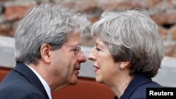 Italiýanyň premýer-ministri Paolo Gentiloni britan kärdeşi Tereza Meý bilen