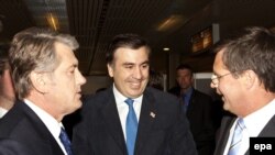 Укриана президенти Виктор Ющенко жана Грузия президенти Михаил Саакашвили Нидерландиянын премьер-министри Ян Петер Балкененде менен сүлөшүүдө. ЕБ-Чыгыш кызматташтыгы саммити. 7-май 2009