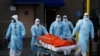 Медичні працівники доставляють тіло померлого з медичного центру Wyckoff Heights в Бруклінському районі Нью-Йорка, 2 квітня 2020 року