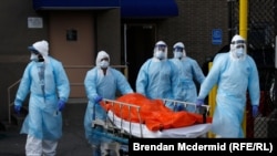 Медицинские работники доставляют тело умершего из медицинского центра Wyckoff Heights в Бруклинском районе Нью-Йорка, 2 апреля 2020 года