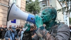 An archive photo shows anti-corruption activist Vitaliy Shabunin after he was splashed with an antiseptic substance in 2018.