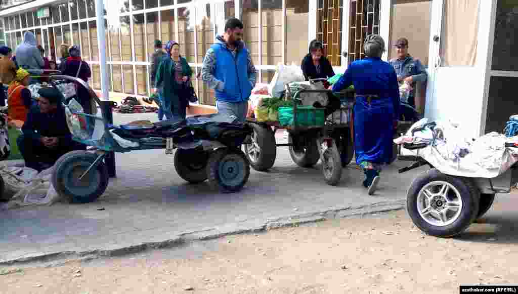 Turkmenabat. Köçäniň ugrundaky söwdagärler polisiýa işgärleri tarapyndan dowamly kowulýandygy sebäpli, tizräk gaçmaga amatly diýip, arabada söwda edýärler.