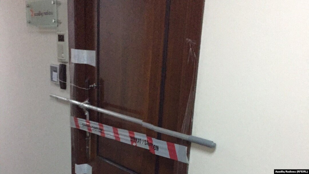 AzadlıqRadiosunun möhürlü qapısı