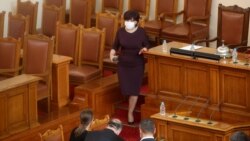 Цвета Караянчева напуска пленарната зала, след като е обявила липсата на кворум