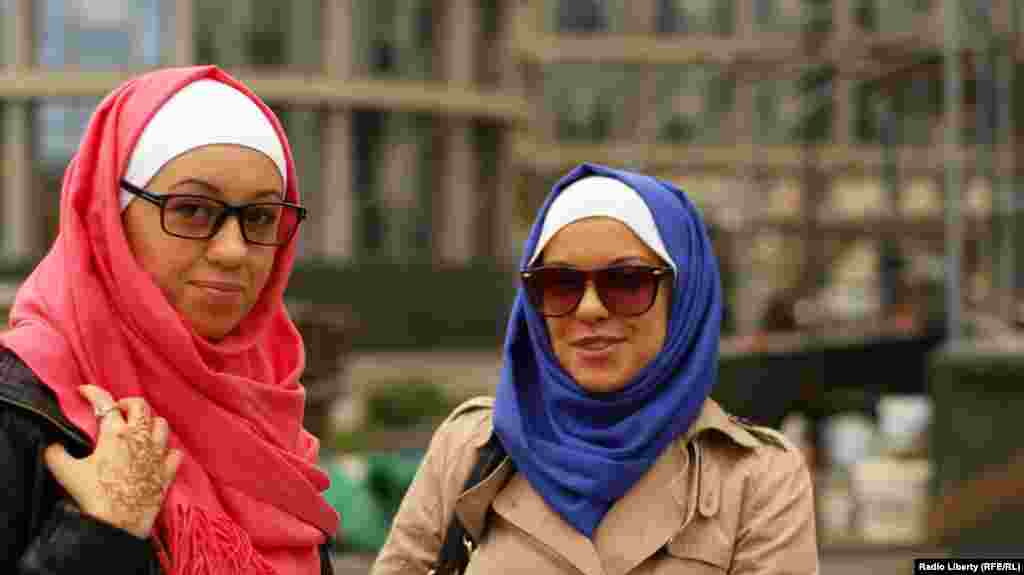 Девушки в разноцветных платках, похожих на хиджабы, пришли поддержать Pussy Riot