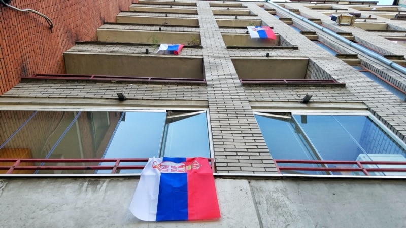 Ko to kuca u vreme policijskog časa? Vlast deli 10.000 zastava Srbije