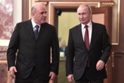 Russian Prime Minister Mikhail Mishustin (left) and Putin