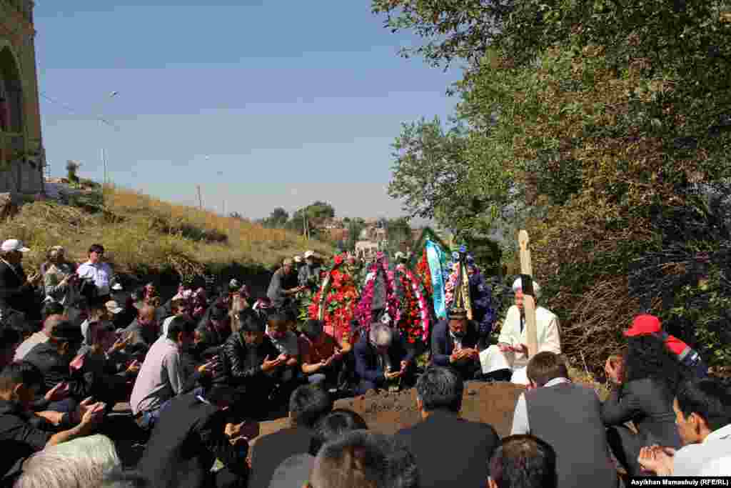 Марқұмды жерлеген соң зират басында құран оқылды. Кеңсай, Алматы, 9 қыркүйек 2015 жыл.